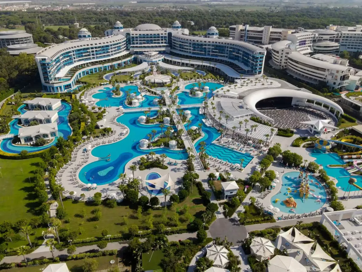 Sueno Deluxe Belek · Hotel and pools from above