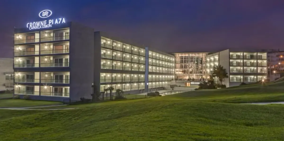 Crowne Plaza Caparica · hotel at night