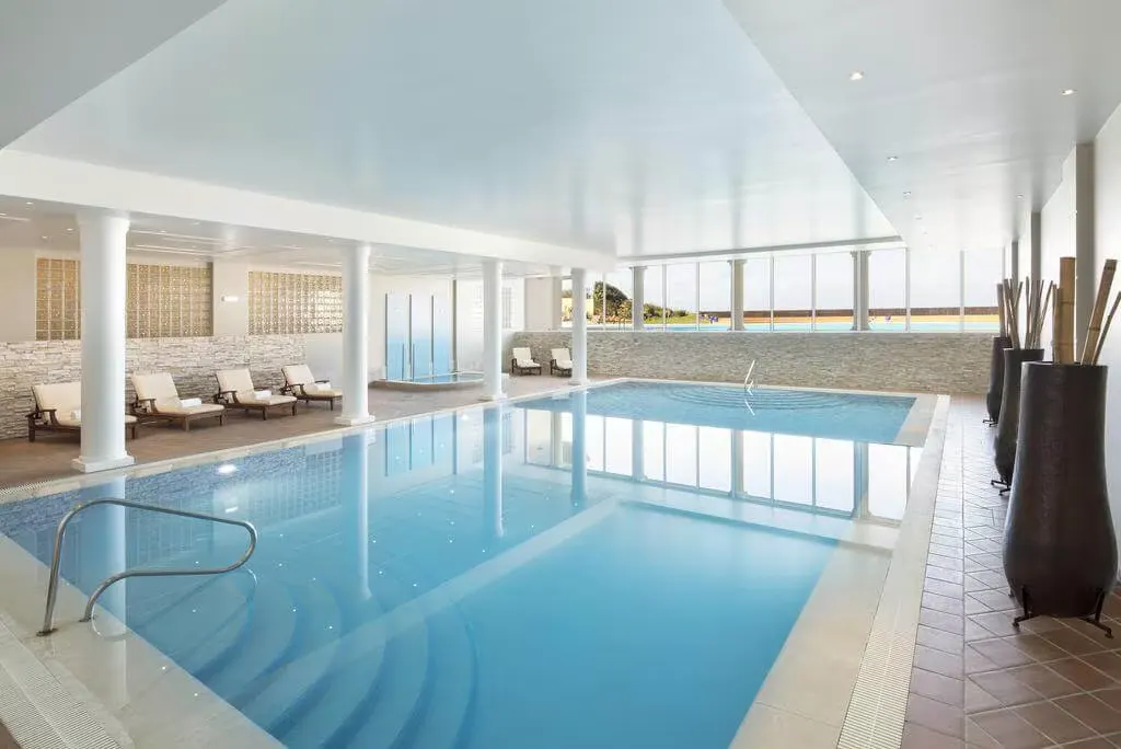 Praia D’El Rey · Marriott indoor pool